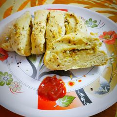 A picture of Oregano flavoured garlic bread.
