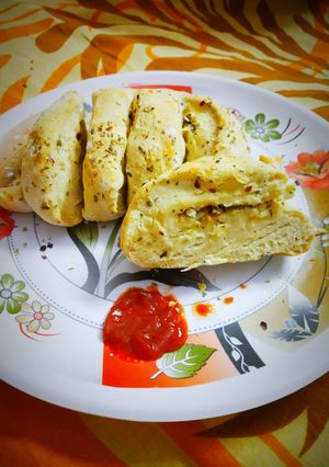 A picture of Oregano flavoured garlic bread.