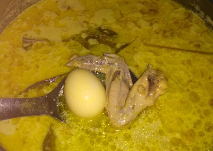 Opor sayap ayam dan telur