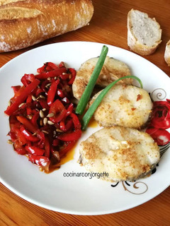 Una foto de Merluza con pimiento rojo salteado