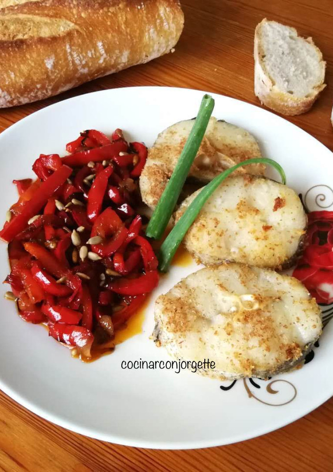Una foto de Merluza con pimiento rojo salteado