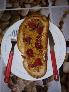 Una foto de Tostada con mermelada de higos, polen y frutos rojos, remedio medicinal