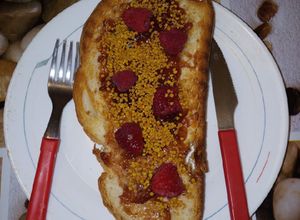 Foto principal de Tostada con mermelada de higos, polen y frutos rojos, remedio medicinal