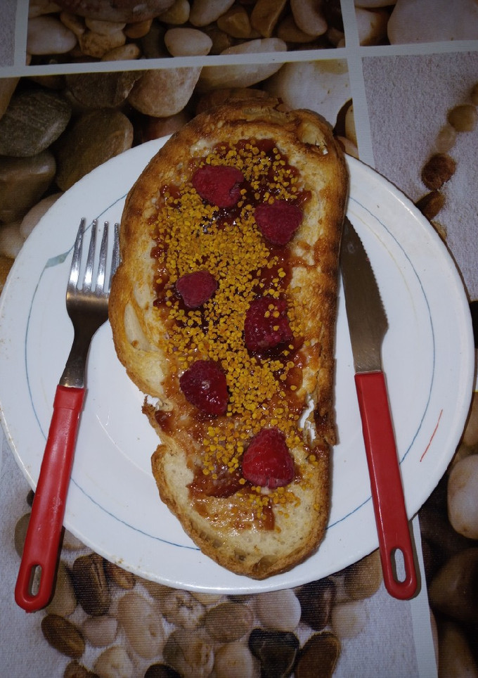 Una foto de Tostada con mermelada de higos, polen y frutos rojos, remedio medicinal