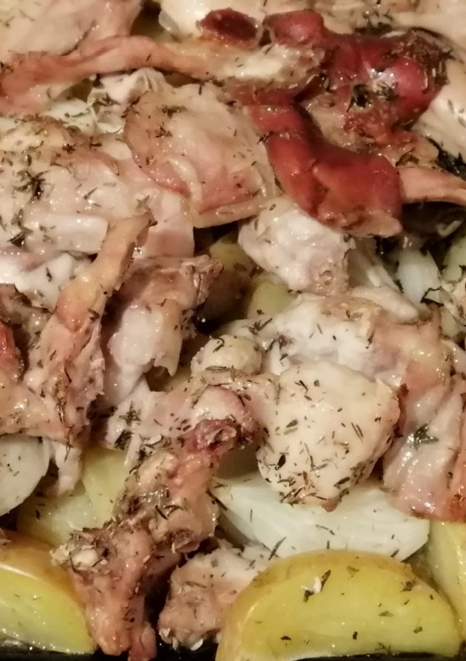 Una foto de Conejo al horno con patatas