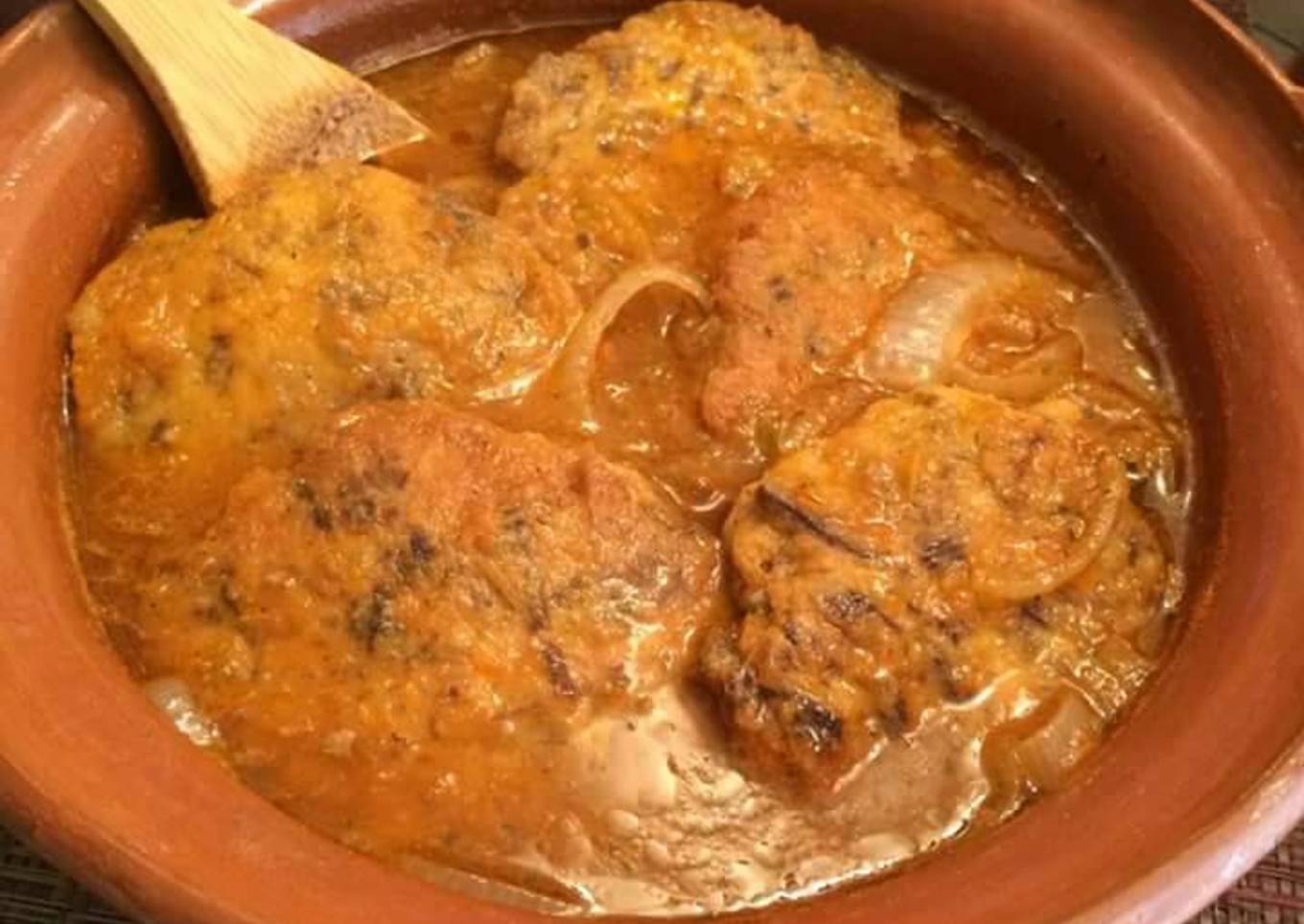 Tortitas de carne de res en salsa roja💖