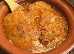 Una foto de Tortitas de carne de res en salsa roja💖