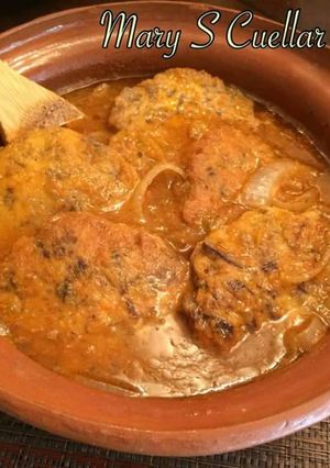 Una foto de Tortitas de carne de res en salsa roja💖