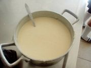 Una foto de crema de manzana y puerro