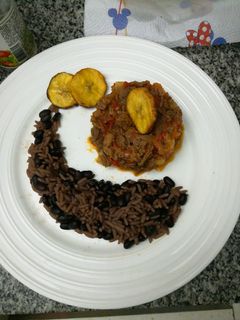 Una foto de Ropa Vieja con Arroz negro y Plátano