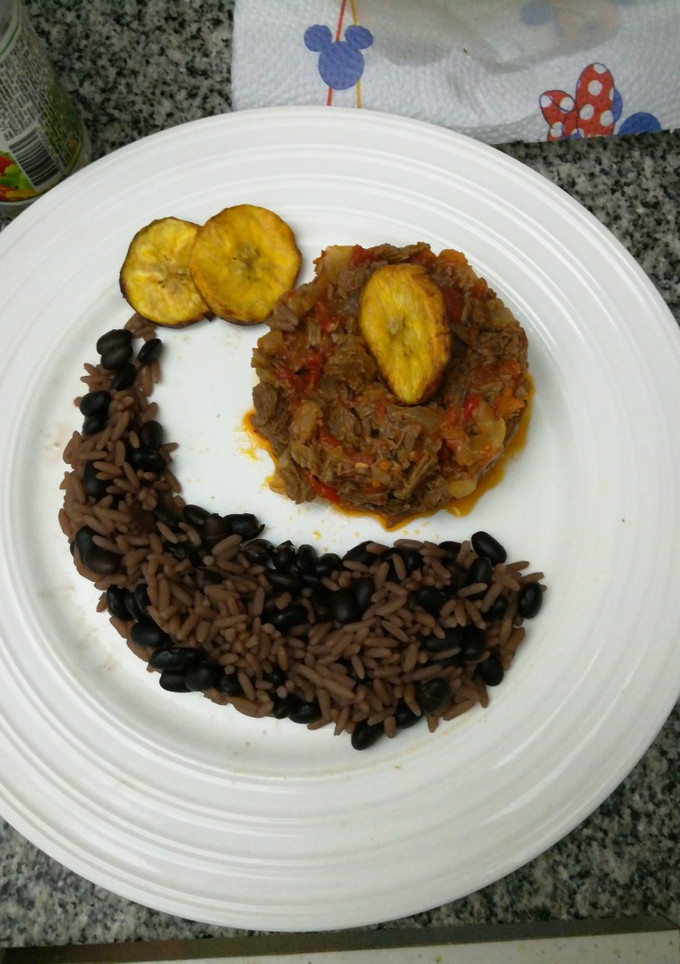 Una foto de Ropa Vieja con Arroz negro y Plátano