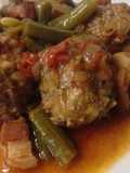 Albóndigas en salsa con panceta y chauchas 
