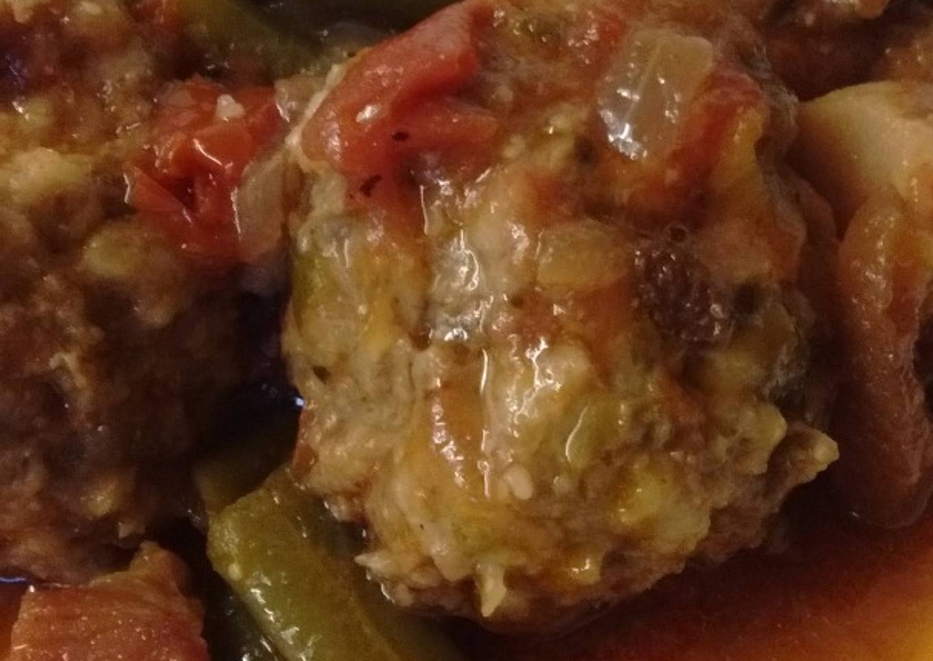 Albóndigas en salsa con panceta y chauchas 