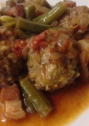 Una foto de Albóndigas en salsa con panceta y chauchas