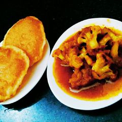 A picture of Gobhi sabji with poori.