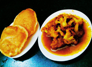 A picture of Gobhi sabji with poori.