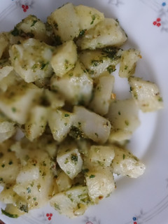 Una foto de Patatas con perejil y pistacho