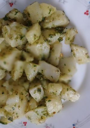Una foto de Patatas con perejil y pistacho