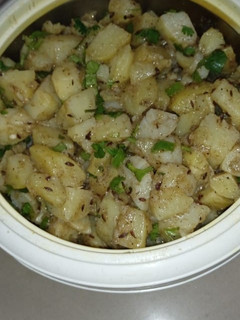 फलाहारी आलू (falahari aloo recipe in Hindi) रेसिपी मुख्य फोटो