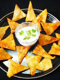 मेक्सिकन राईस नाचोज विथ साल्सा डीप (mexican rice nachos with salsa recipe in marathi) रेसिपी चे मुख्य फोटो