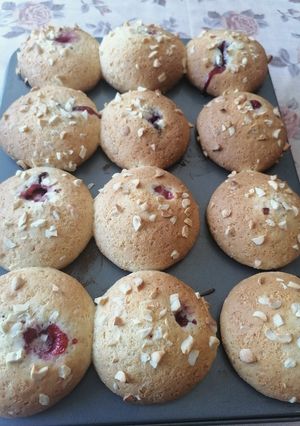 Nutellás epres muffin tört mogyoróval recept fotója