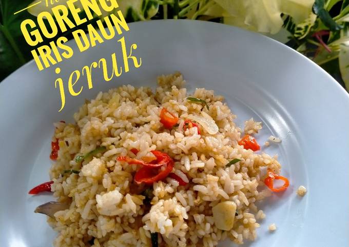 95)Nasi goreng iris daun jeruk