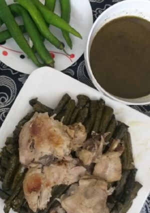 A picture of Stuffed Grape Leaves with Chicken in a Pressure Cooker.