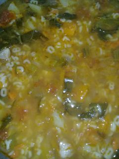 Una foto de Sopa de verduras, pollo y fideos