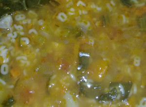 Una foto de Sopa de verduras, pollo y fideos