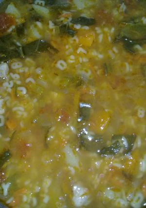 Una foto de Sopa de verduras, pollo y fideos
