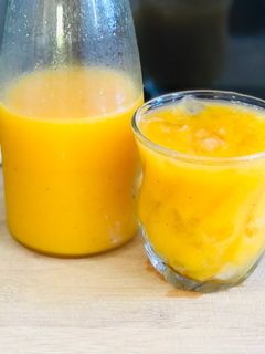 Una foto de Jugo de chinola (maracuyá) con mango 🥭