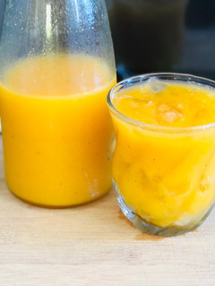 Una foto de Jugo de chinola (maracuyá) con mango 🥭