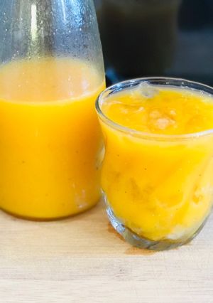 Una foto de Jugo de chinola (maracuyá) con mango 🥭