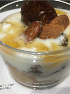 Una foto de Yogur con miel, dátiles y almendras