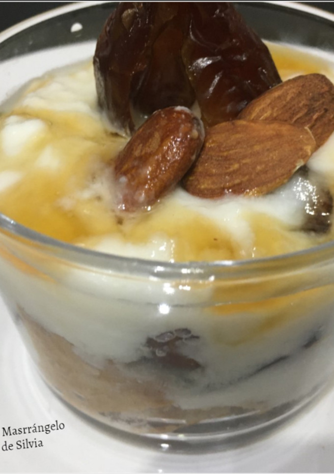 Una foto de Yogur con miel, dátiles y almendras