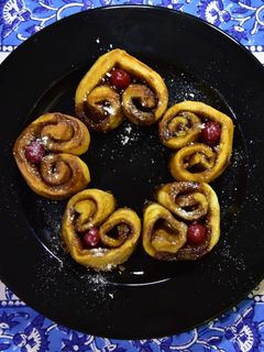 হার্ট শেপড সিনামন রোল।(Heart shaped Cinnamon Roll recipe in bengali) রেসিপির প্রধান ছবি