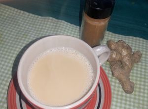 Une photo de Thé au lait au gingembre parfumé à la cannelle et au clou de girofle