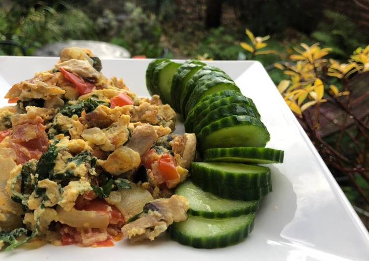 Steps to Prepare Homemade Scrambled eggs, parsley and tomatoes