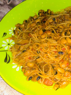 Beans and spaghetti jollof ainihin hoton girkin