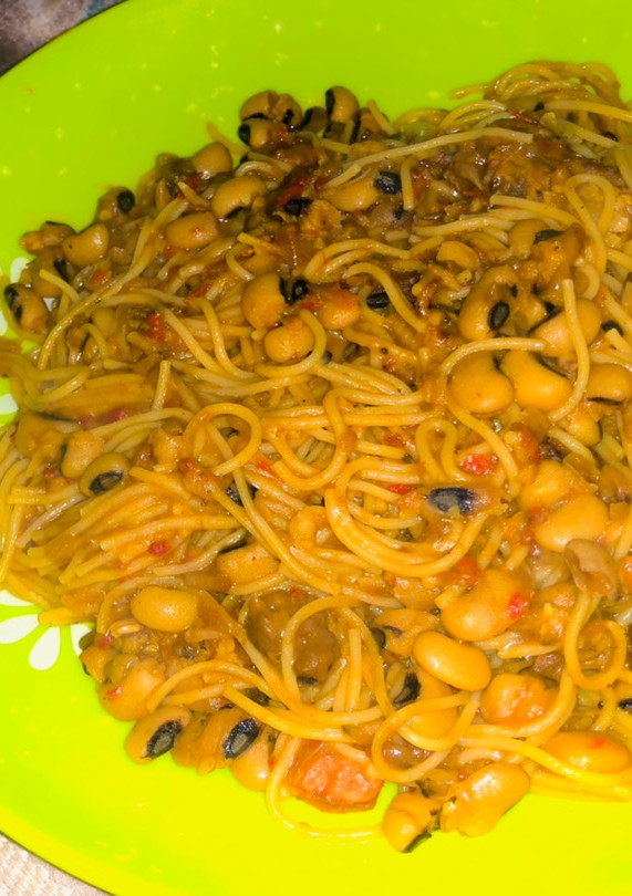 Beans and spaghetti jollof ainihin hoton girkin