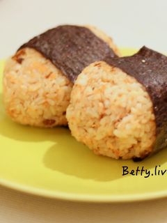 【食譜 • 冷飯】鮭魚飯糰 的食譜成品照片