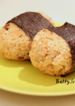 【食譜 • 冷飯】鮭魚飯糰 的食譜成品照片