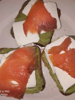 Una foto de Panecitos integrales con queso fresco, guacamole y salmón ahumado