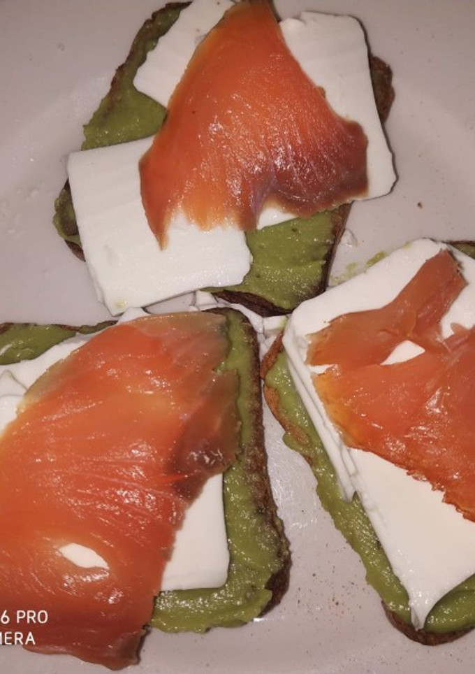 Una foto de Panecitos integrales con queso fresco, guacamole y salmón ahumado