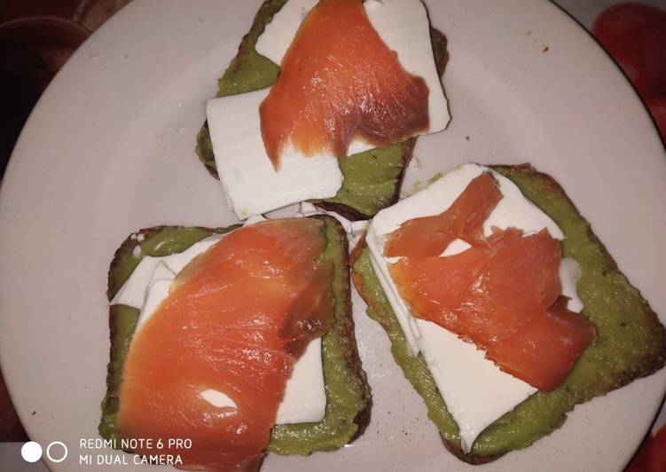 Panecitos integrales con queso fresco, guacamole y salmón ahumado