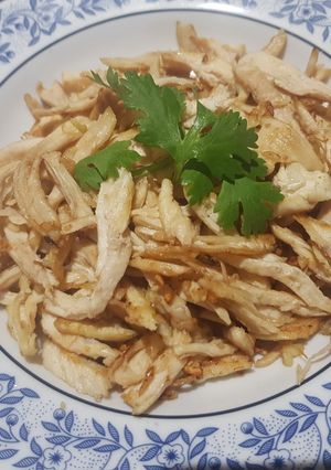 รูปของ อกไก่ฉีกผัดกระเทียม