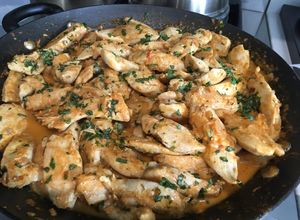 Una foto de Pechuga de pollo al curry y leche de coco