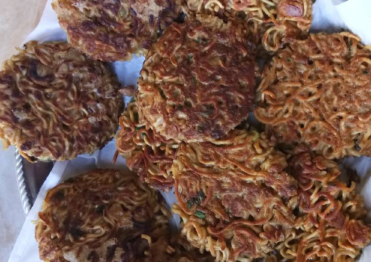 Bagaimana Menyiapkan Martabak mie yang Bikin Ngiler