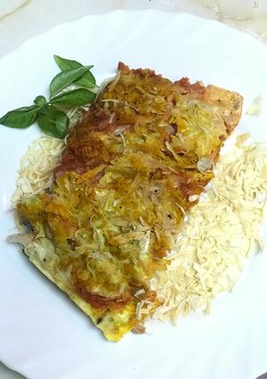Una foto de Quiche de atún y espárragos a la cúrcuma sobre cama de cebolla. (Al Lékué)