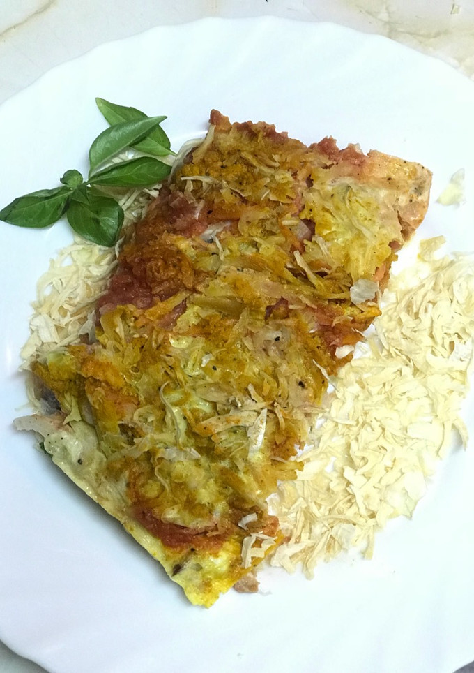 Una foto de Quiche de atún y espárragos a la cúrcuma sobre cama de cebolla. (Al Lékué)